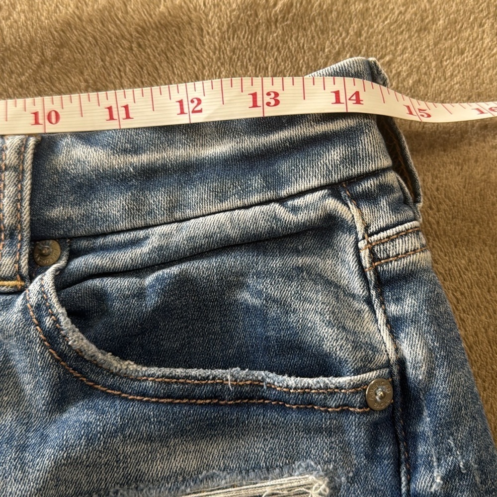 American‎ Eagle Woman’s Curvy Hi Rise Distressed Denim Women's Shorts - Picture 3 of 10